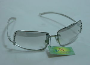 眼鏡 專業(yè)眼鏡直銷店在南京東路寫字樓開張 專業(yè)醫(yī)學(xué)驗(yàn)光,一線眼鏡產(chǎn)品略高于成本銷售